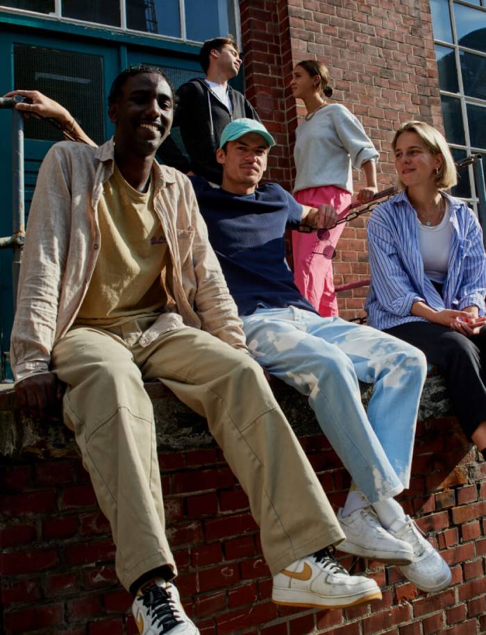 Stimmungsbild: 5 Studierende vor Unigebäude